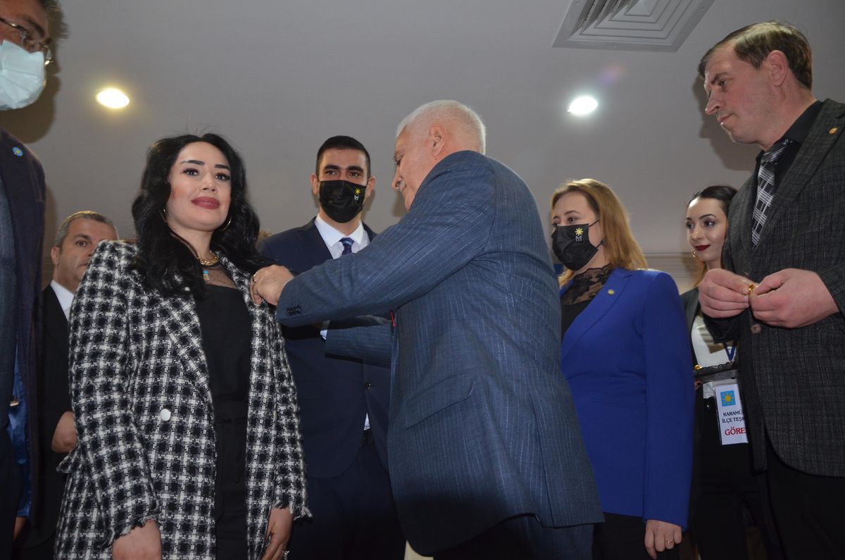 İYİ Parti Genel Başkan Yardımcısı Aydın, Kocaeli\'de partisine katılanlara rozet taktı