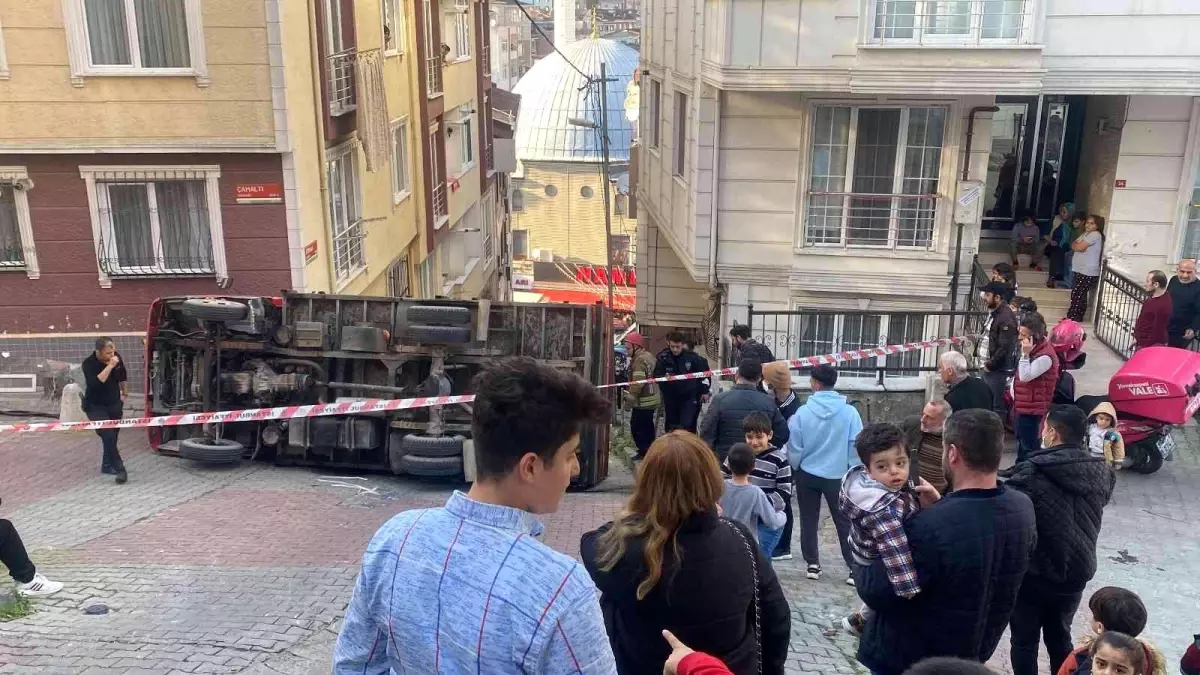 Kağıthane\'de mermer ve çimento yüklü kamyonet devrildi