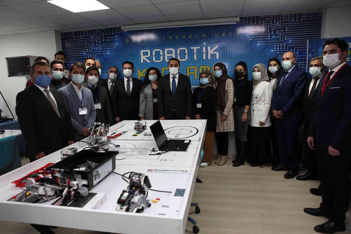 Kars\'ta, "Robotik Beyinler" laboratuvarının açılışı yapıldı