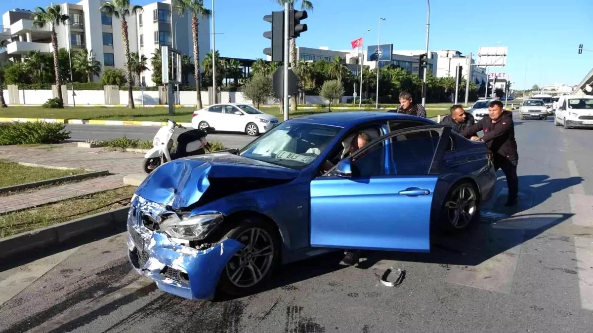 Kavşakta çarpışan otomobiller hurdaya döndü: 1 yaralı