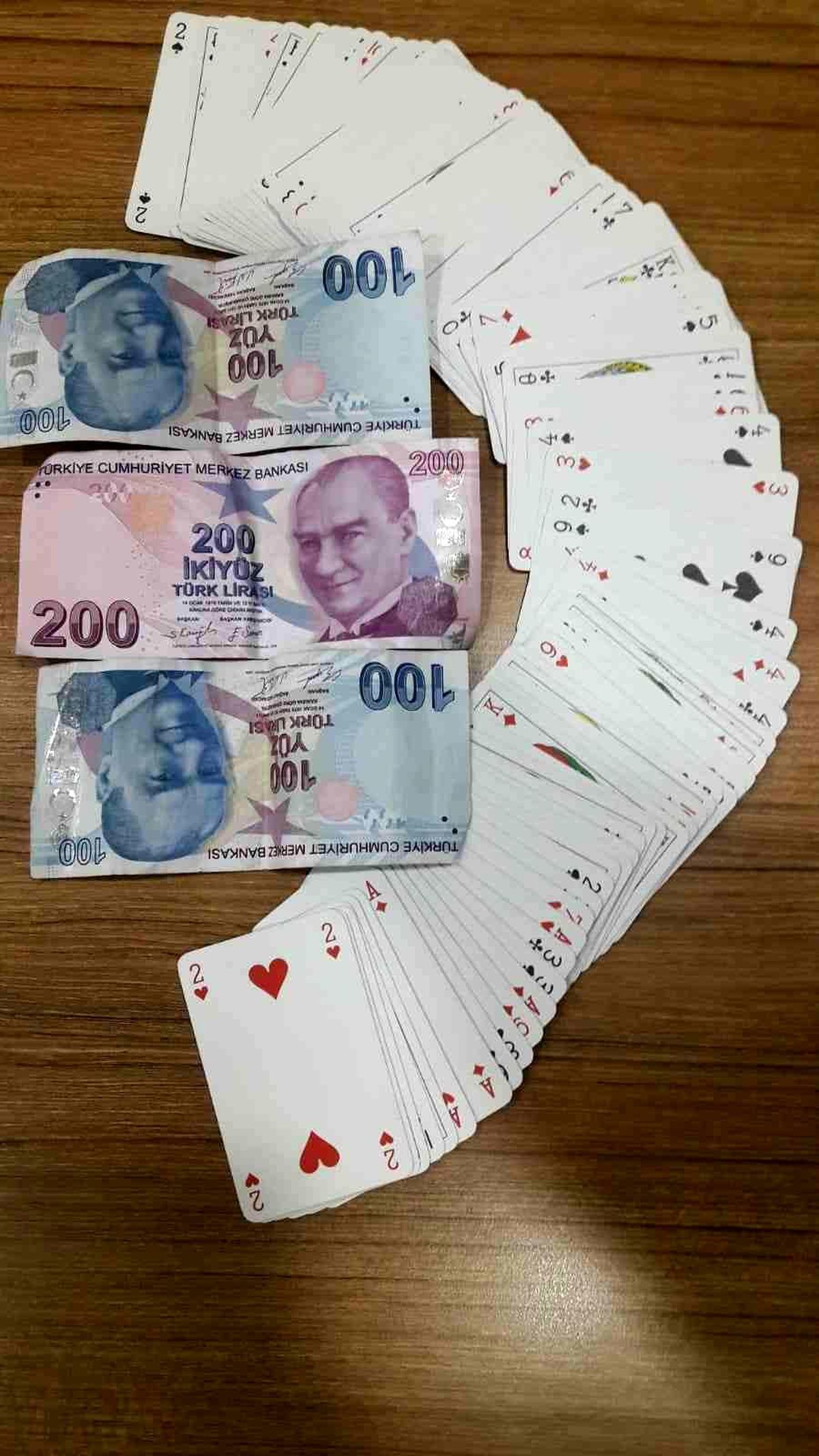 Kıraathanede kumar oynayan 5 kişiye ceza yazıldı