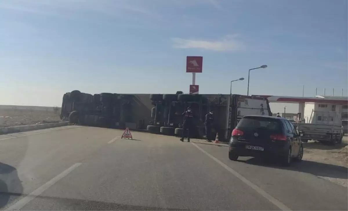 Konya\'da devrilen tırın sürücüsü yaralandı