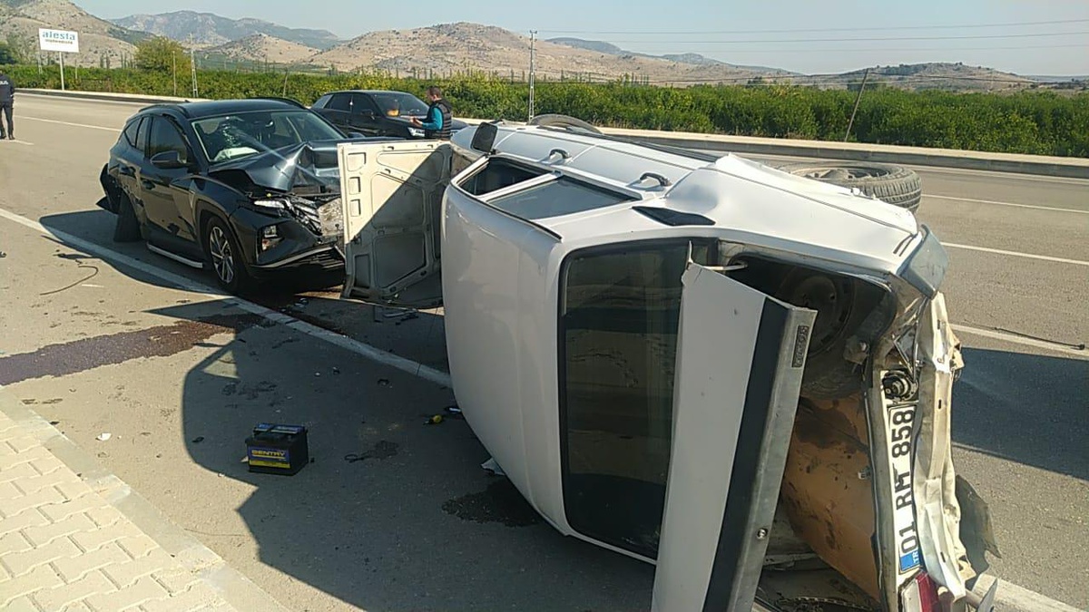 Son dakika... Kozan\'da üç otomobilin karıştığı kazada 1 kişi yaralandı