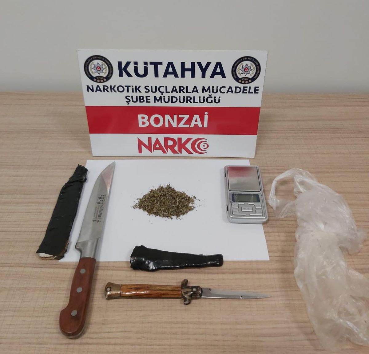 Son Dakika | Kütahya\'da polisten kaçan otomobildeki 4 uyuşturucu şüphelisi yakalandı