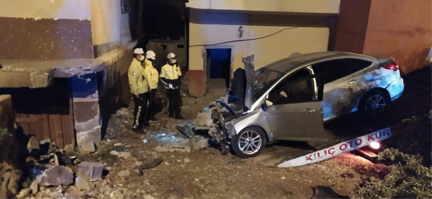 Kontrolden çıkan otomobil evin duvarına çarptı: 3 yaralı