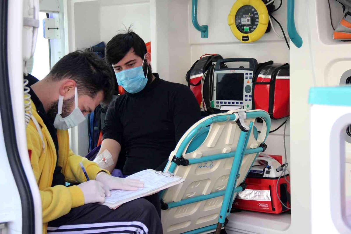 Motosikletle çarpışan otomobil sürücüsü kayıplara karıştı