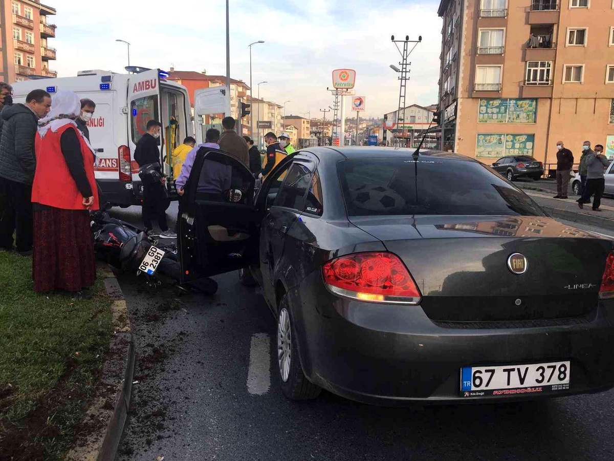 Otomobil ile çarpışan motosikletli yaralandı