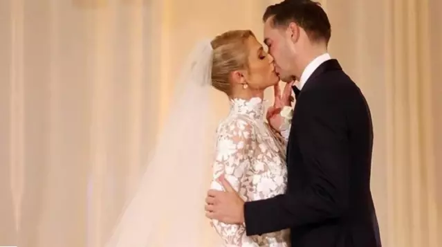 Paris Hilton ile Carter Reum evlendi! Peş peşe giydiği gelinliklerle göz kamaştırdı Paris Hilton ile Carter Reum evlendi! Peş peşe giydiği gelinliklerle göz kamaştırdı