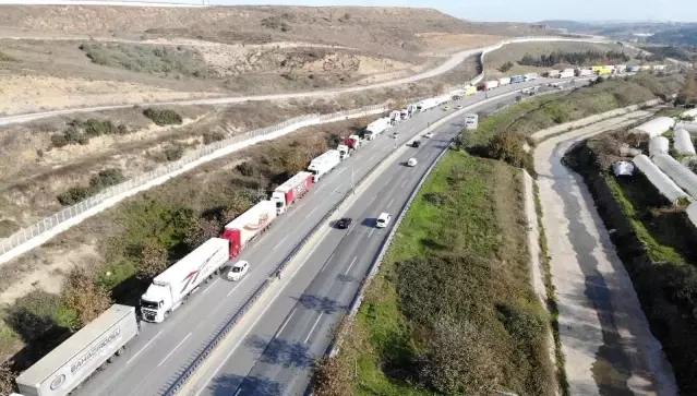 Pendik'te limana giriş için bekleyen tırlar kilometrelerce kuyruk oluşturdu