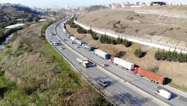 Pendik'te limana giriş için bekleyen tırlar kilometrelerce kuyruk oluşturdu