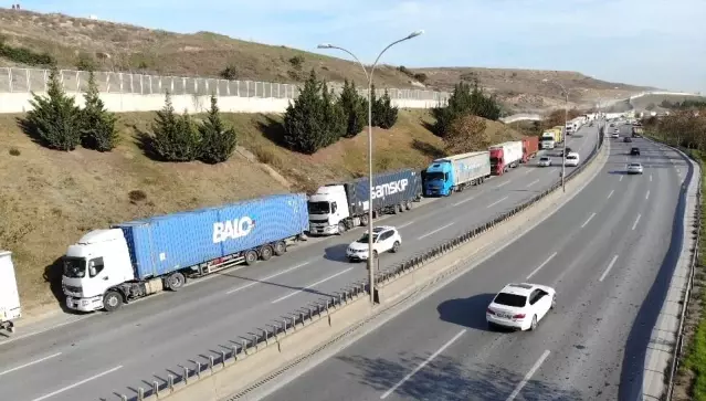 Pendik'te limana giriş için bekleyen tırlar kilometrelerce kuyruk oluşturdu