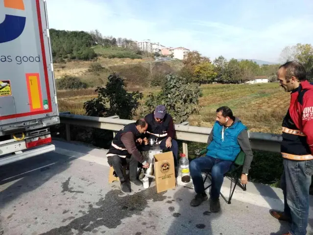 Pendik'te limana giriş için bekleyen tırlar kilometrelerce kuyruk oluşturdu