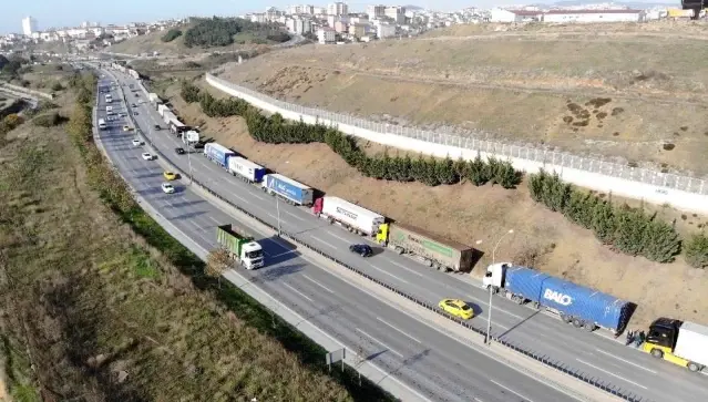 Pendik'te limana giriş için bekleyen tırlar kilometrelerce kuyruk oluşturdu