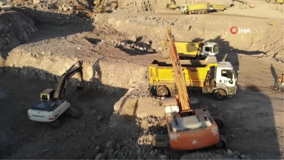 Son dakika haberleri... Şanlıurfa Şehir Hastanesi inşaatı büyüyor: 75 iş makinesi, yüzlerce kamyon ve işçi ile çalışmalar devam ediyor