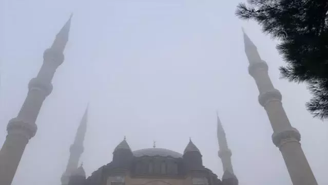 Selimiye Camisi ve tarihi köprülerin çevresi sis ile kaplandı