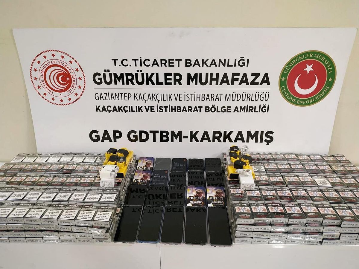 Sınır kapısında sigara ile kaçak telefon yakalandı