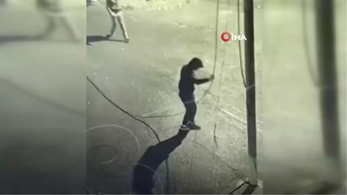 Son dakika haber! Şişli\'de akrobatik kablo hırsızlığı kamerada