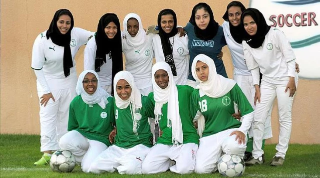 Suudi Arabistan tarihinde bir ilk! Kadınlar top başı yaptı