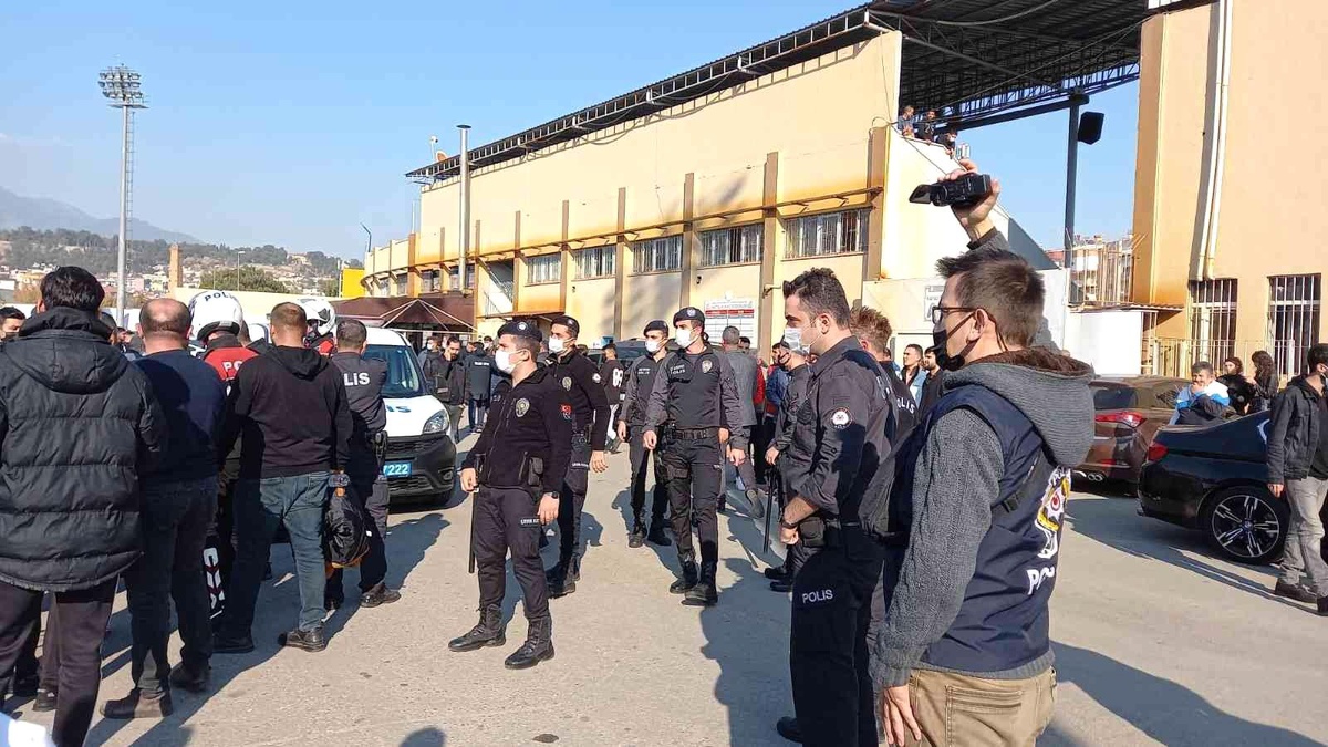 Taraftarları, polis taraftarları zor sakinleştirdi, maç polis nezaretinde tamamlandı