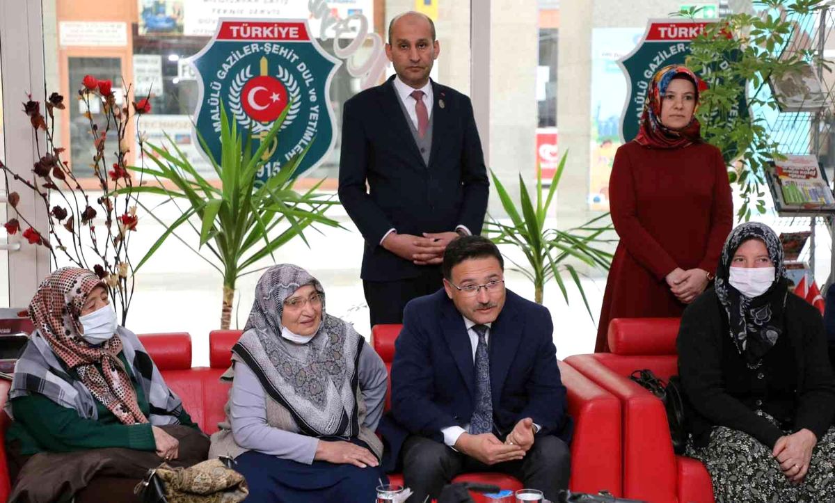 Valisi Çiçek şehitler için okutulan hatim duasına katıldı