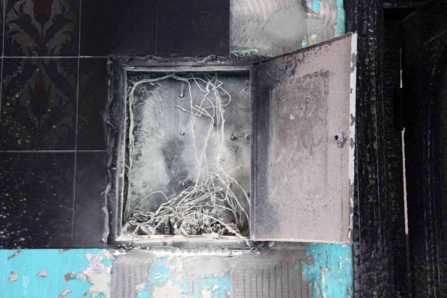 Yangında cami büyük hasar gördü