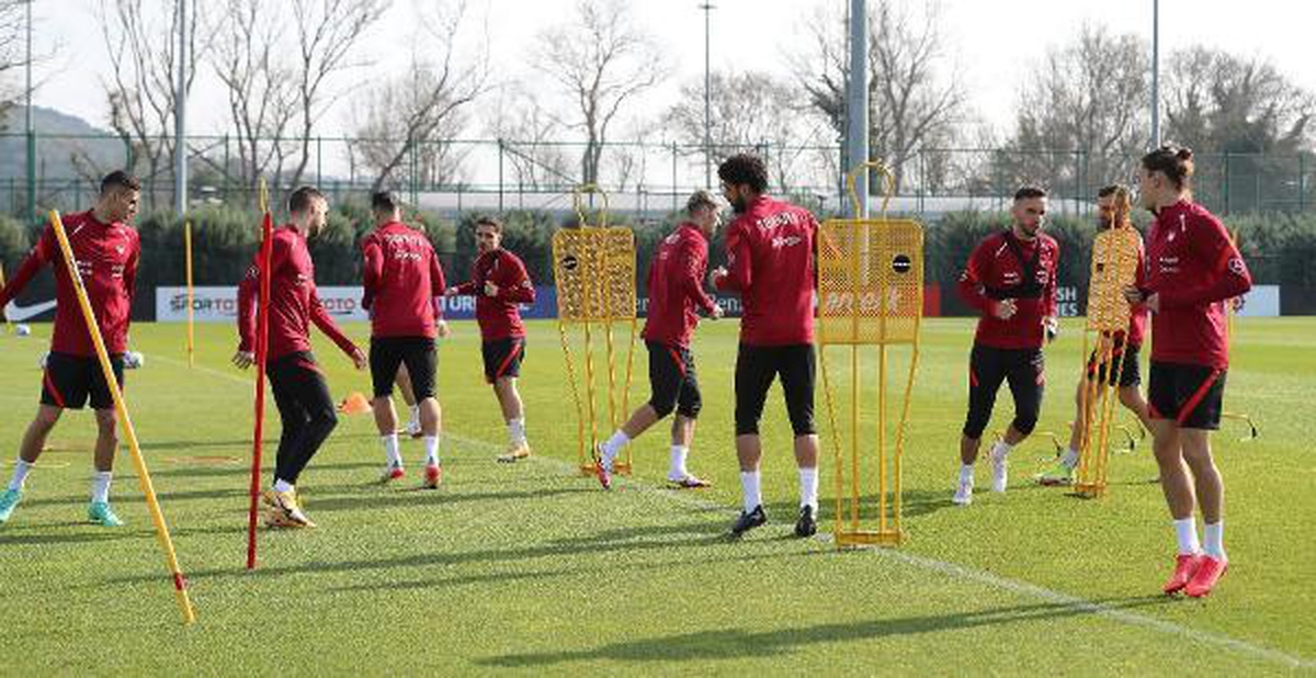 A Milli Futbol Takımı, Karadağ yolculuğu öncesi Riva\'da çalıştı