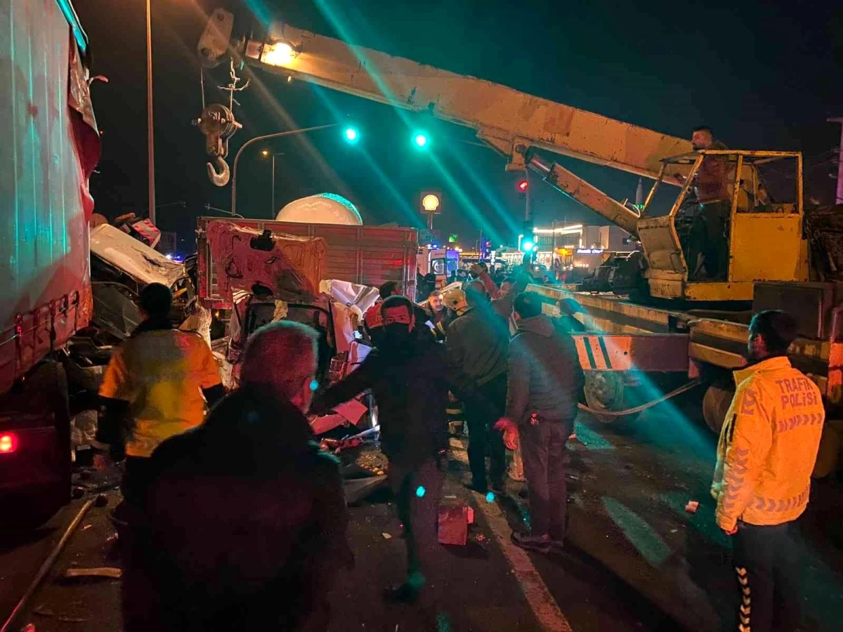 Adana\'da zincirleme trafik kazası: 1 ölü, 4 yaralı