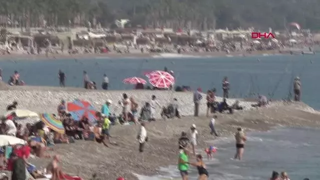 ANTALYA'DA SAHİLDE YAZ MANZARALARI