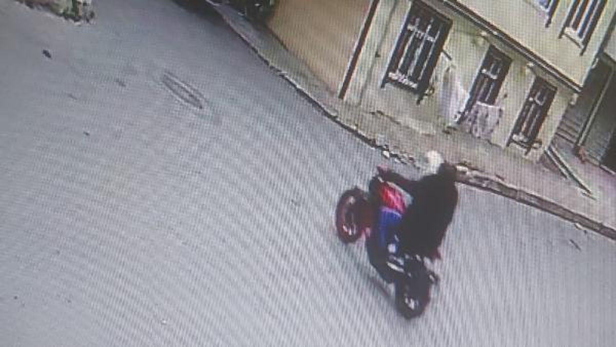 Başakşehir\'de motosikletli gasp dehşeti kamerada