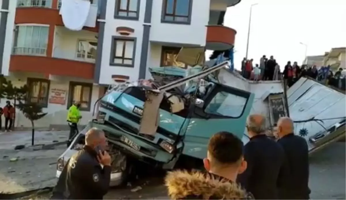 Freni boşalan kamyon, park halindeki 5 araca çarptı