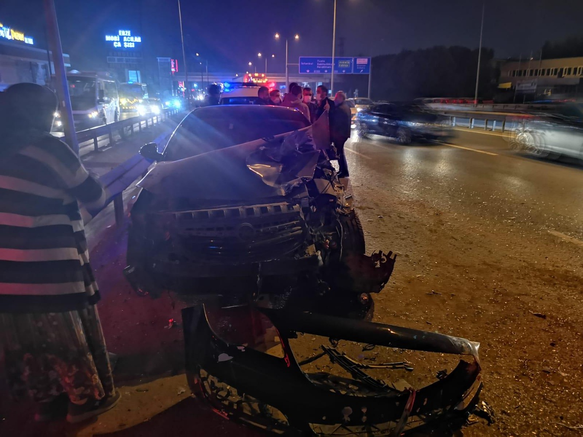 Gebze\'de otomobil arıza yapan araca çarptı, 2 kişi yaralandı