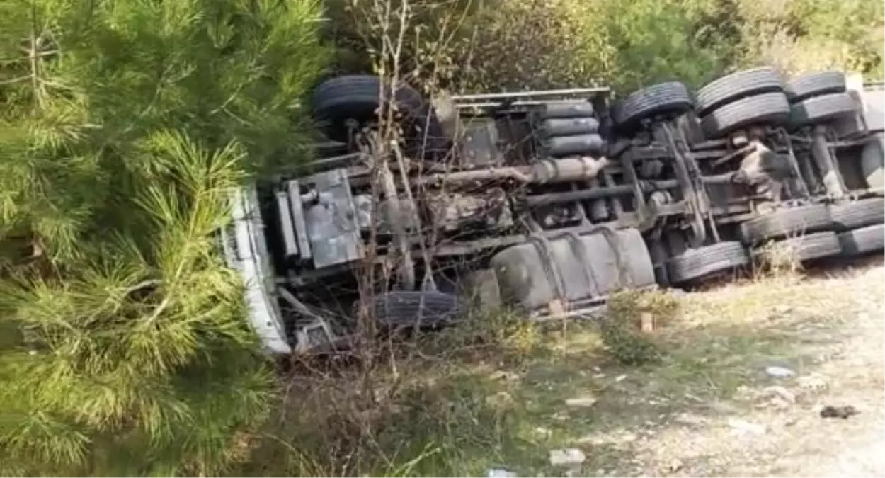 Kamyon devrildi; baba öldü, oğlu yaralı