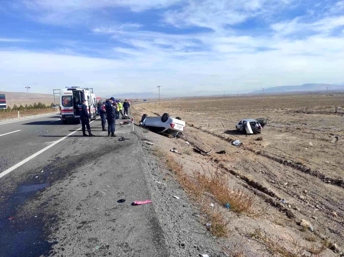 Kaza yapan otomobiller tarlaya uçtu: 5 yaralı