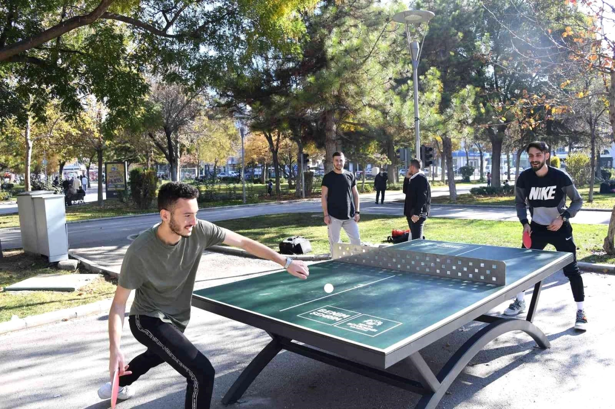 Parklarda masa tenisi alanları oluşturuluyor