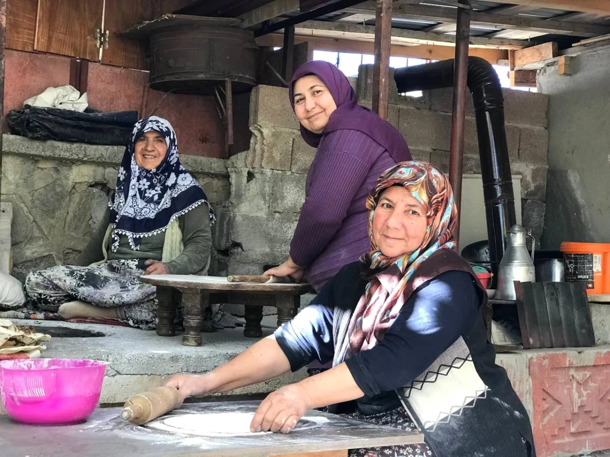 Köy kadınlarından zorlu tandır ekmeği yapımı