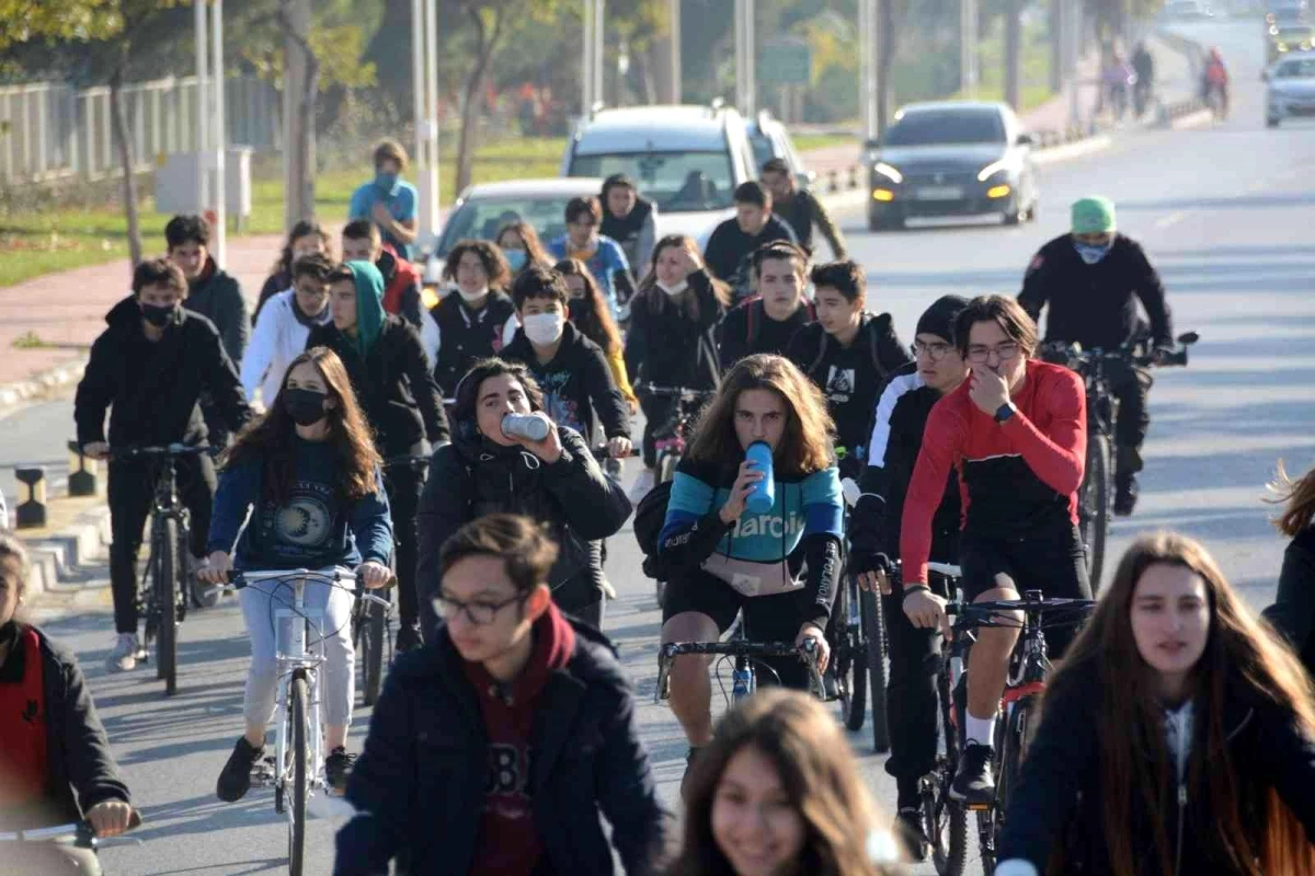 Manisa\'da öğrenciler sağlıklı yaşam için 22 kilometre pedal çevirdi
