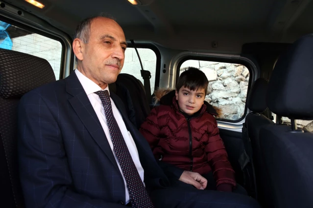 Minik Alperen okuluna İlçe Milli Eğitim Müdürü tarafından araçla götürülüyor
