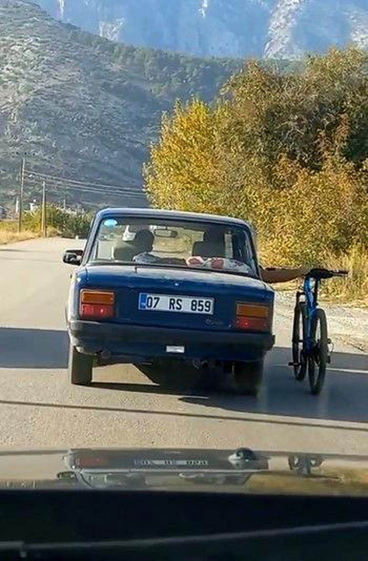 Otomobile sığmayan bisikletin tehlikeli yolculuğu