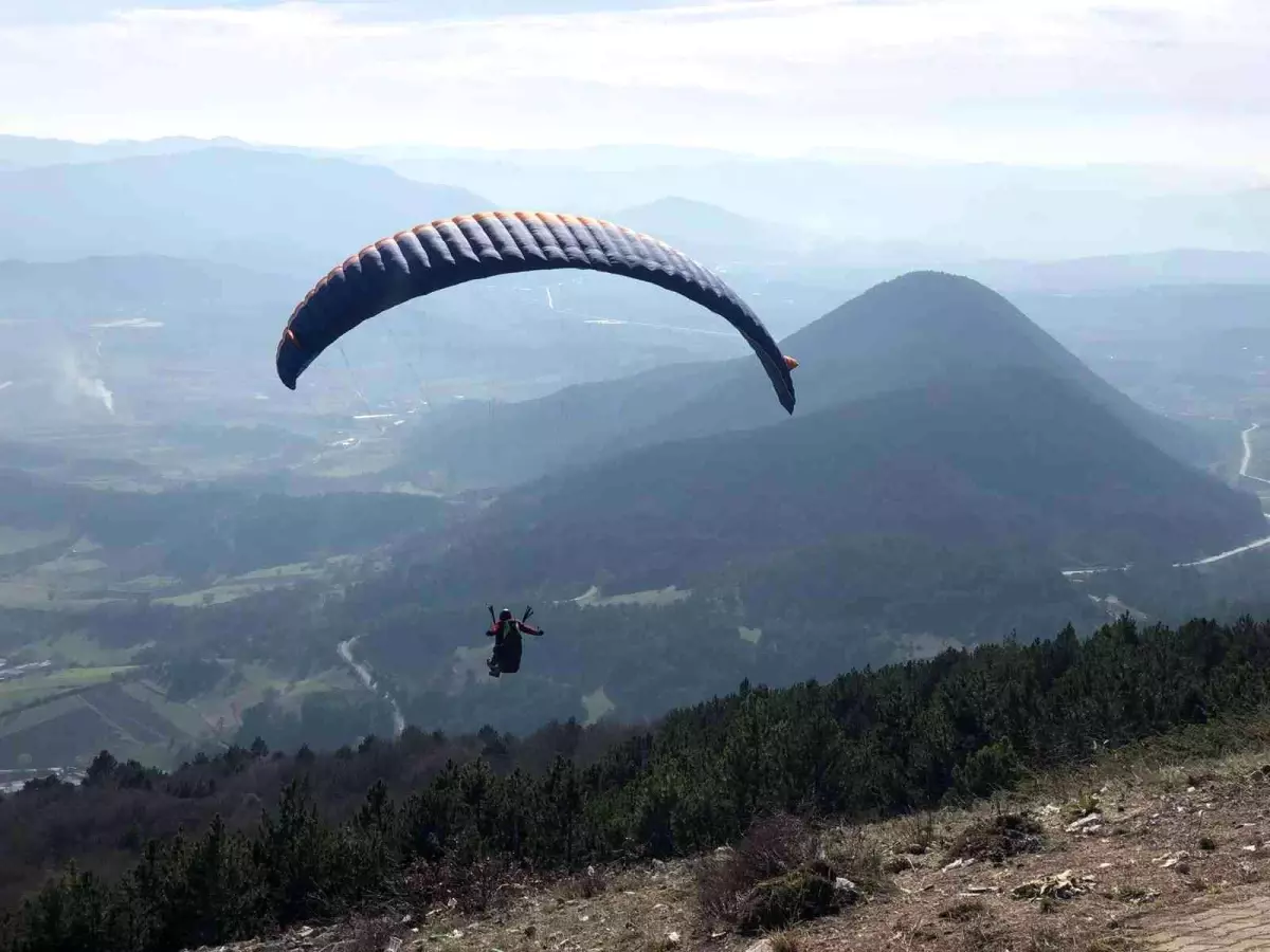 Paraşütçü ve kanoculardan Ata\'ya saygı etkinliği