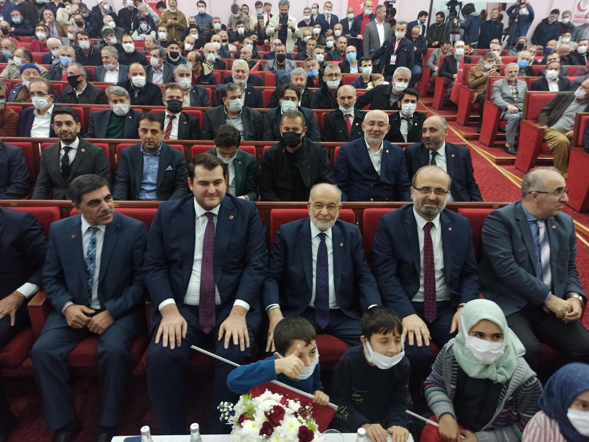 Saadet Partisi Genel Başkanı Karamollaoğlu partisinin Bağcılar İlçe Kongresi\'ne katıldı