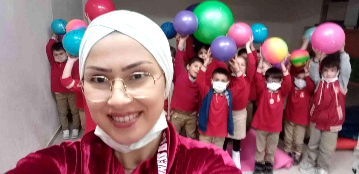 Sıradanlıktan çıkarttığı dersleri, eğlendirerek öğretiyor