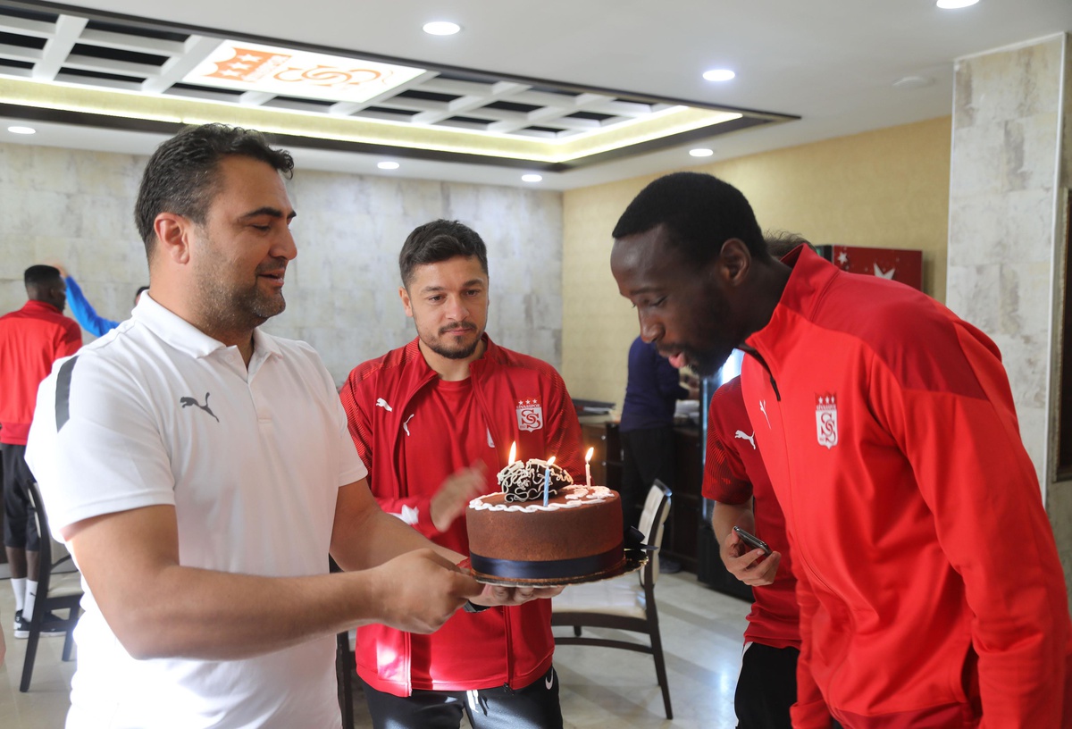 Sivassporlu futbolcu Camara\'ya takım arkadaşlarından doğum günü sürprizi