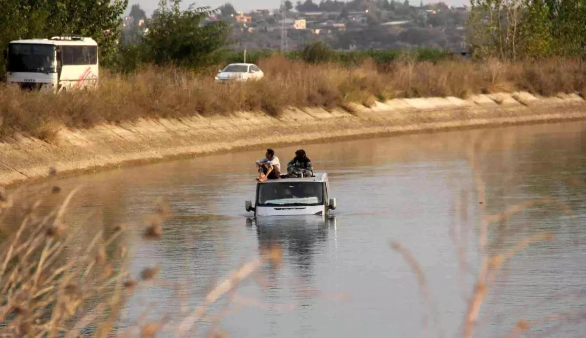 Sulama kanalına düşen kamyonette mahsur kalan karı-koca kurtarıldı