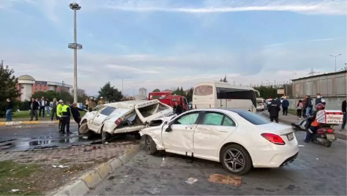 Son dakika haberleri! ÜMRANİYE\'DE ZİNCİRLEME KAZADA 1\'İ AĞIR 8 KİŞİ YARALANDI