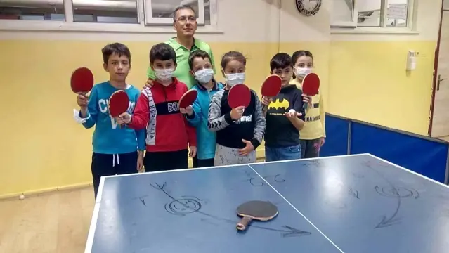 22 Yildir Ogrencilere Ucretsiz Masa Tenisi Egitimi Veriyor Son Dakika