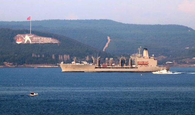 ABD Donanmasına ait gemi Çanakkale Boğazı'ndan geçti