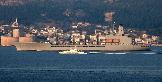 ABD Donanmasına ait gemi Çanakkale Boğazı'ndan geçti