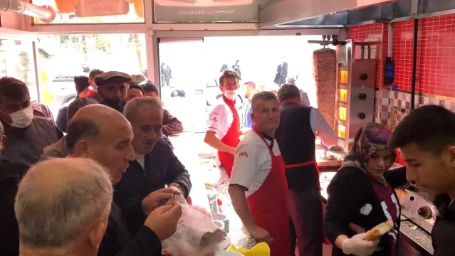 Son dakika haberleri | Bedava döner ekmek kuyruğu