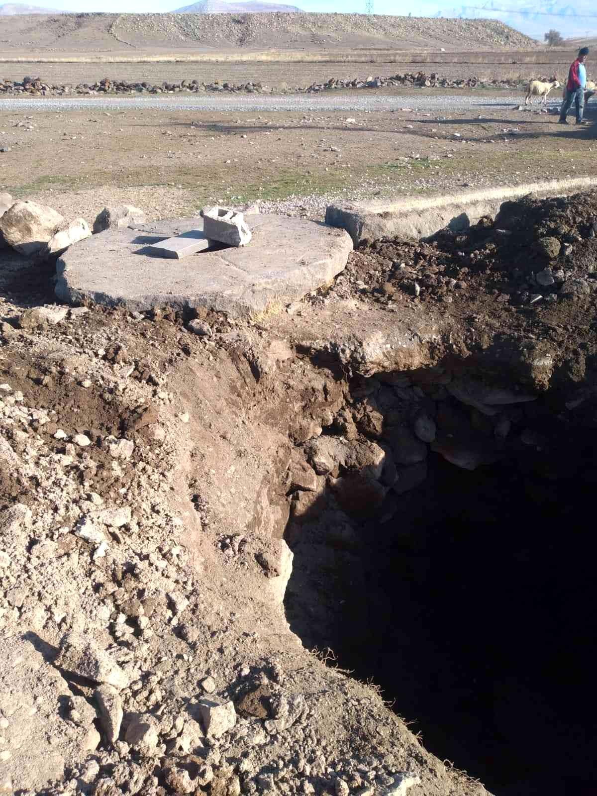 Defineciler tarihi su kuyusu çevresini talan etti