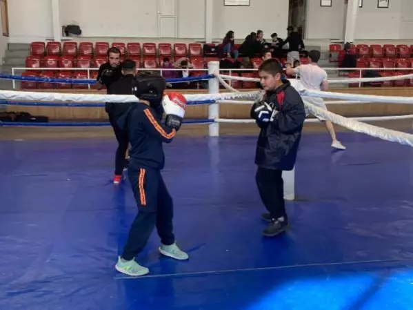 Doktorlar 'yürüyemez' dedi, O boksla yürümeye başladı